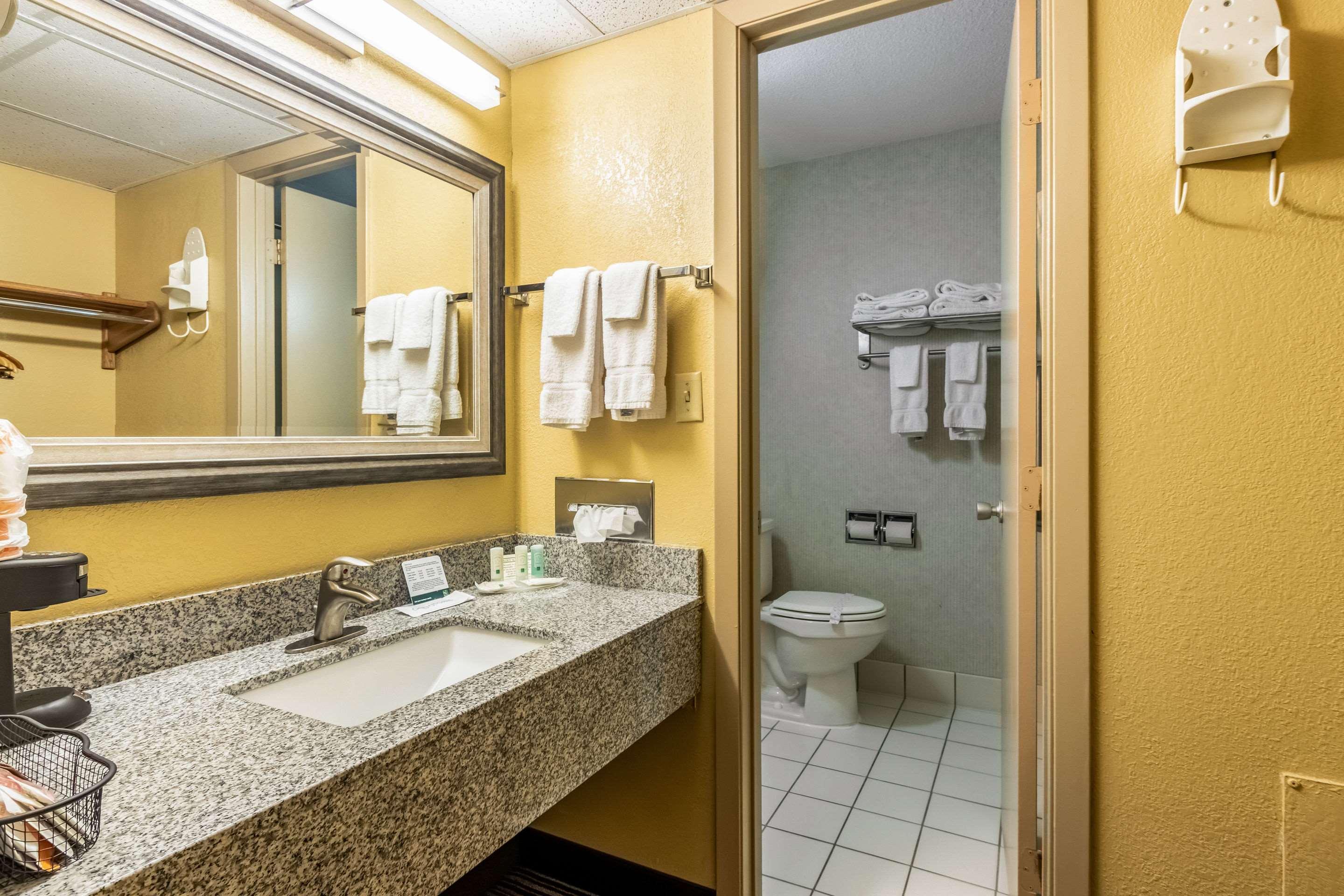 Quality Inn Newton At I-80 Exterior foto