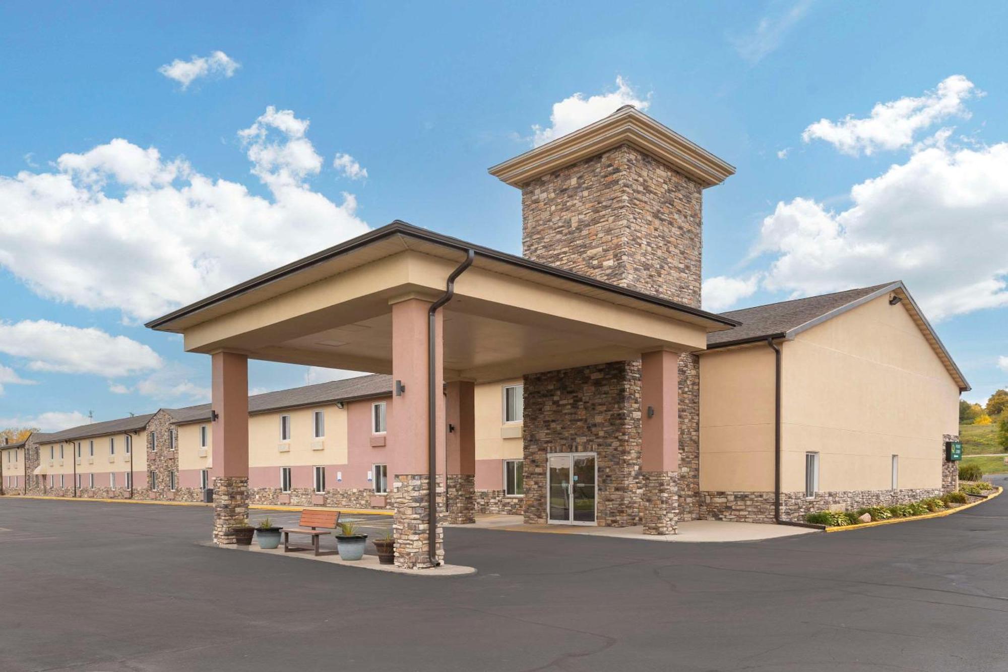Quality Inn Newton At I-80 Exterior foto