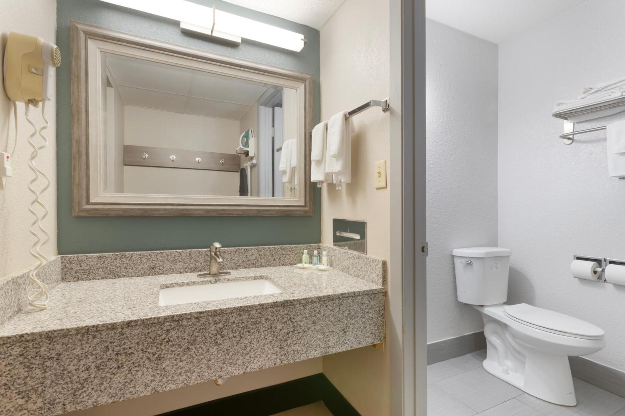 Quality Inn Newton At I-80 Exterior foto