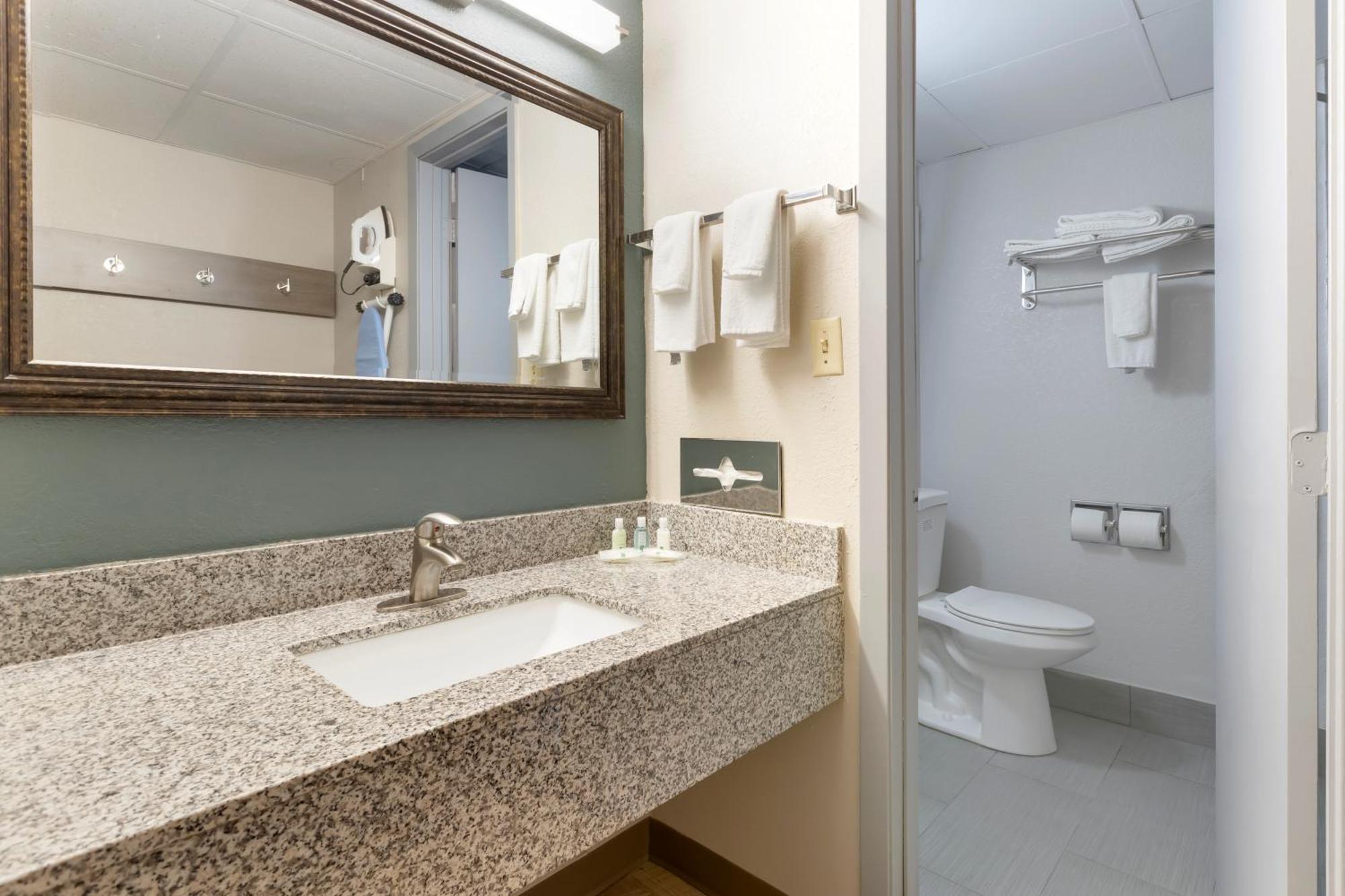 Quality Inn Newton At I-80 Exterior foto