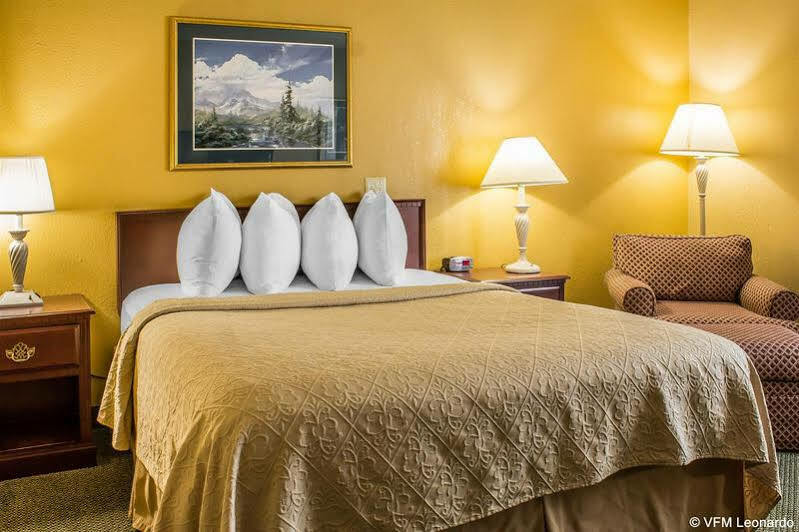 Quality Inn Newton At I-80 Exterior foto